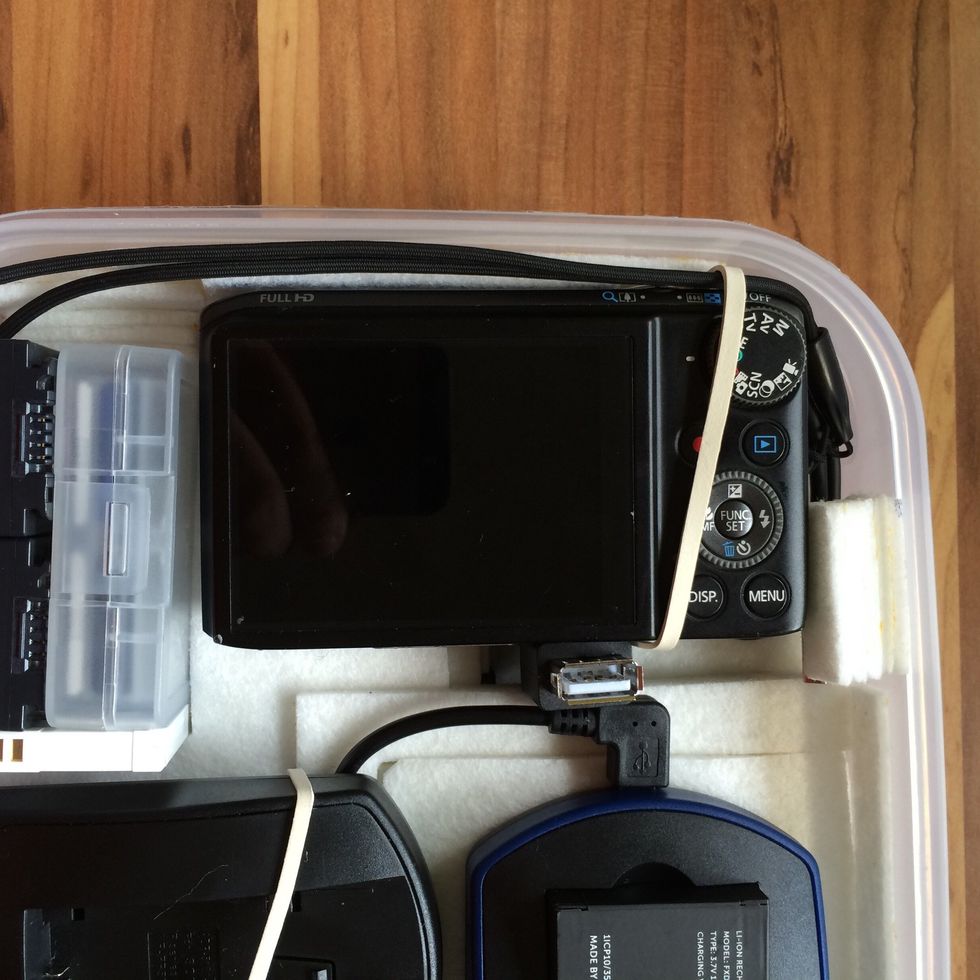 Whenever you have a gadget that is still a little loose, you can fix it with a small rubber band. This one I added so the camera doesn't move when the lid is off.