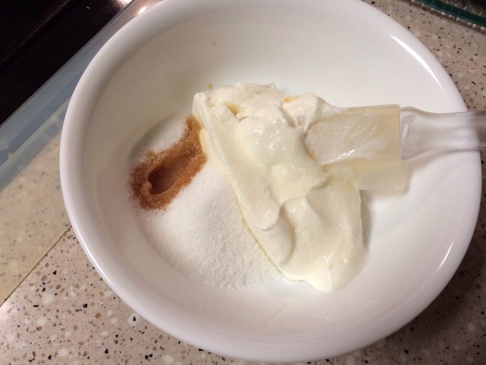 While cheesecakes are cooling, make the sour cream topping. Combine sour cream, sugar, and vanilla extract