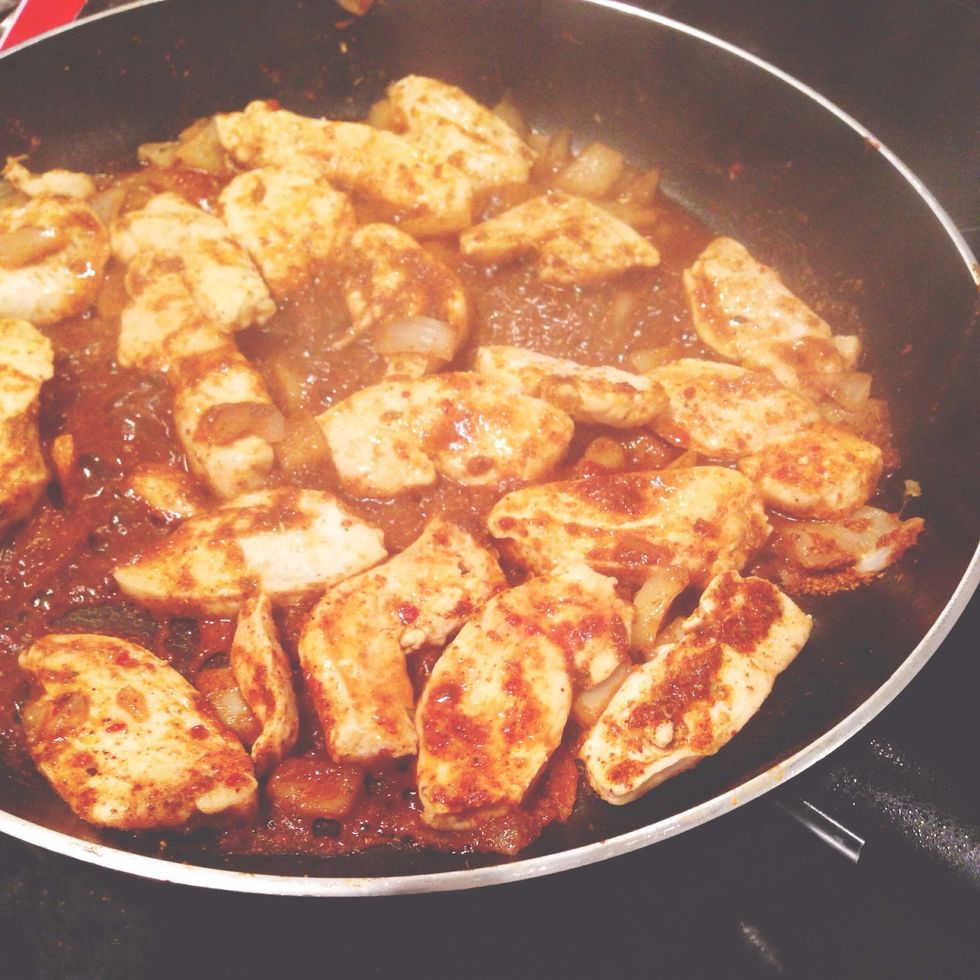 While heating the other side of the rosti: Heat chicken and fajita spice in a separate pan until chicken is golden.(follow description on pack)