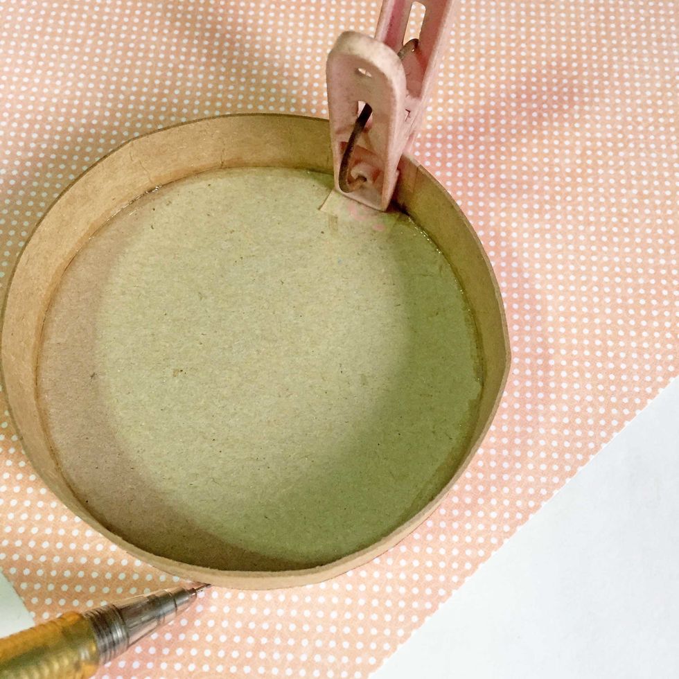 While leaving the lid to dry, trace the top of the lid onto the pattern paper of your choice using a mechanical pencil.