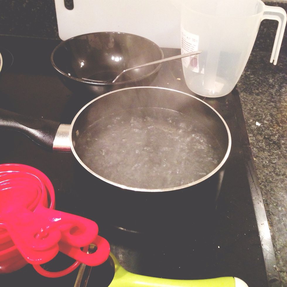 While preparing tools, boil water in a casserole. You need: measuring cups, fork, bowl, blender to mash the potato (don't have one? use a fork&bowl), spatula, knife, chopping board, mandoline, dl jug