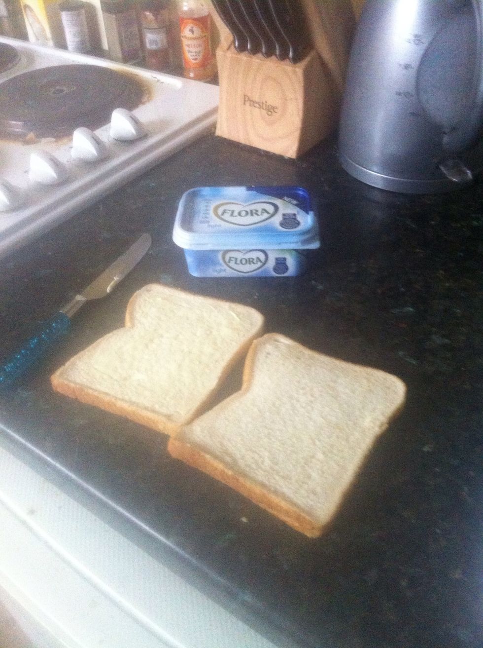 While the bacon is cooking, butter 1 piece of bread