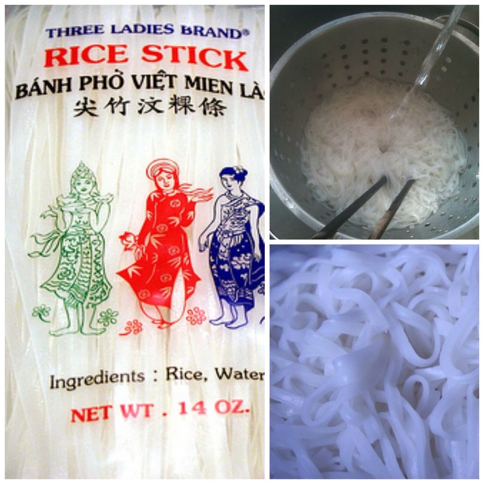 While the chicken is being cooked, boil your rice noodles. Sieve them after 10mins, rinse under cool water to prevent they stick together