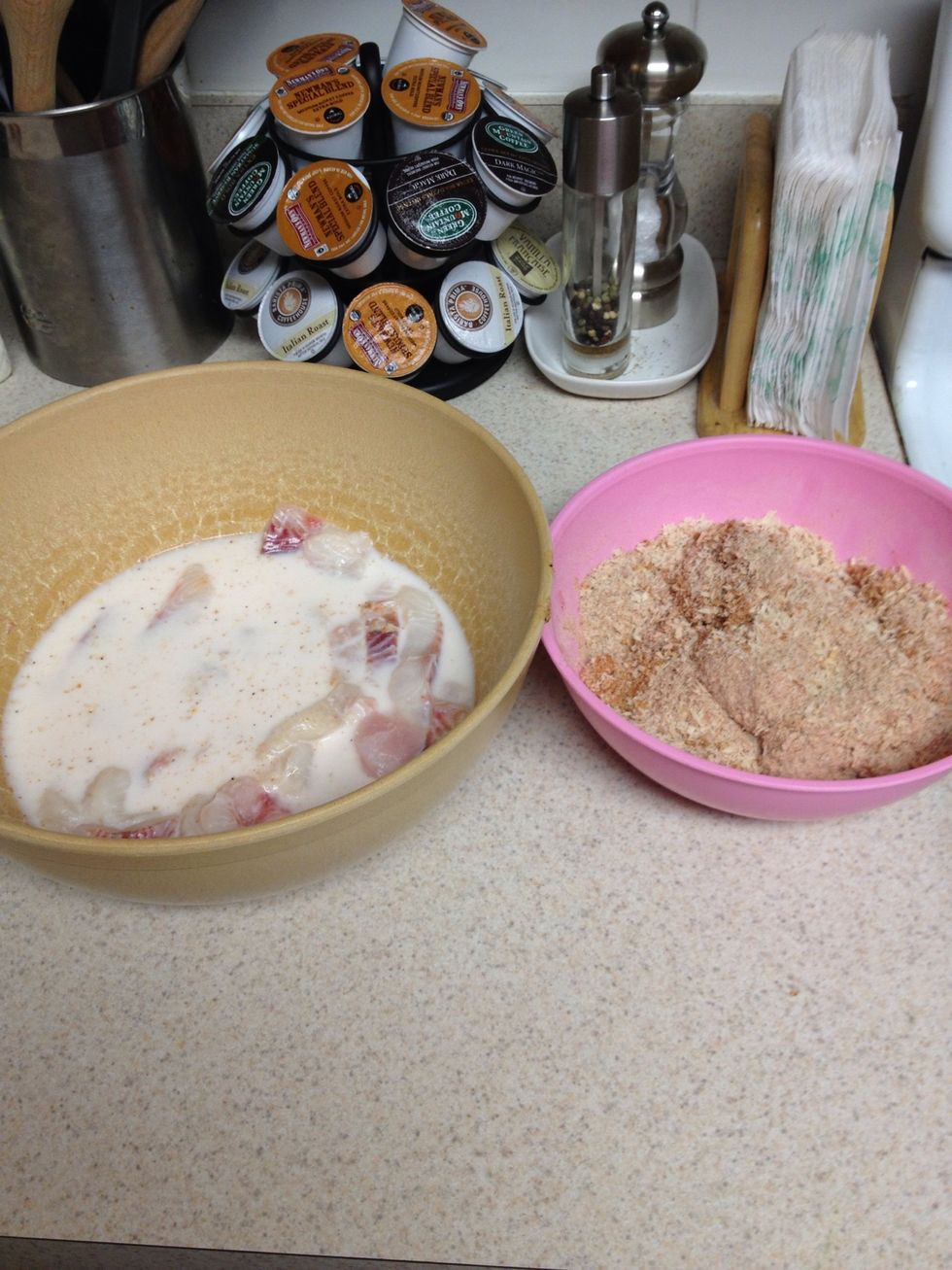 While the fish is marinating in milk, mix the dry ingredients together in a bowl.