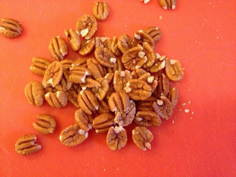 While the icecream machine is doing its magic, prepare the nuts you've chosen. I had about 3/4 of pecans but also some walnuts that needed to be used.