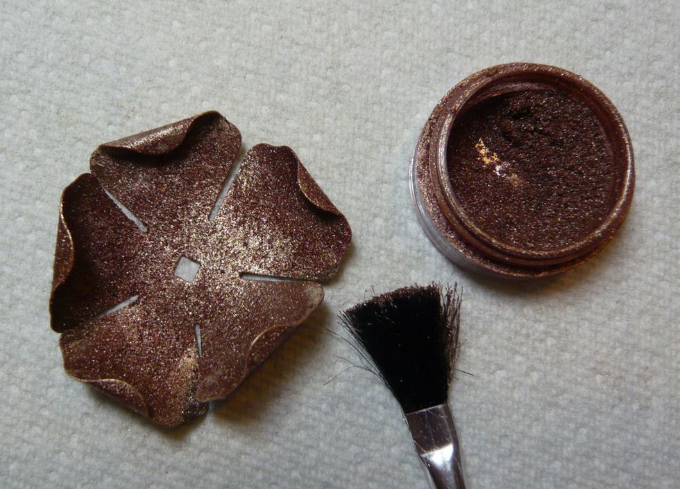 While the paint is still wet, dust mica powder over the paint. The powder will stick to the paint, giving a metal shimmer. Once the paint is dry, set the mica powder with a fixative.