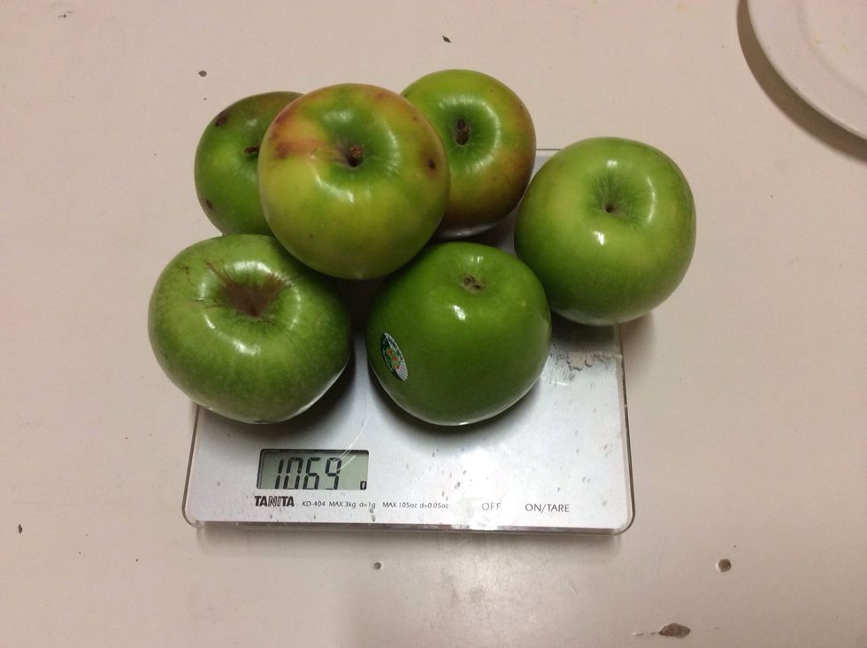 While the pastry is in the fridge, start making filling for your apple pie. Remember to weigh your apples first. Make sure there is at least 1 kilogram. Peel the apples and cut them into eighths.