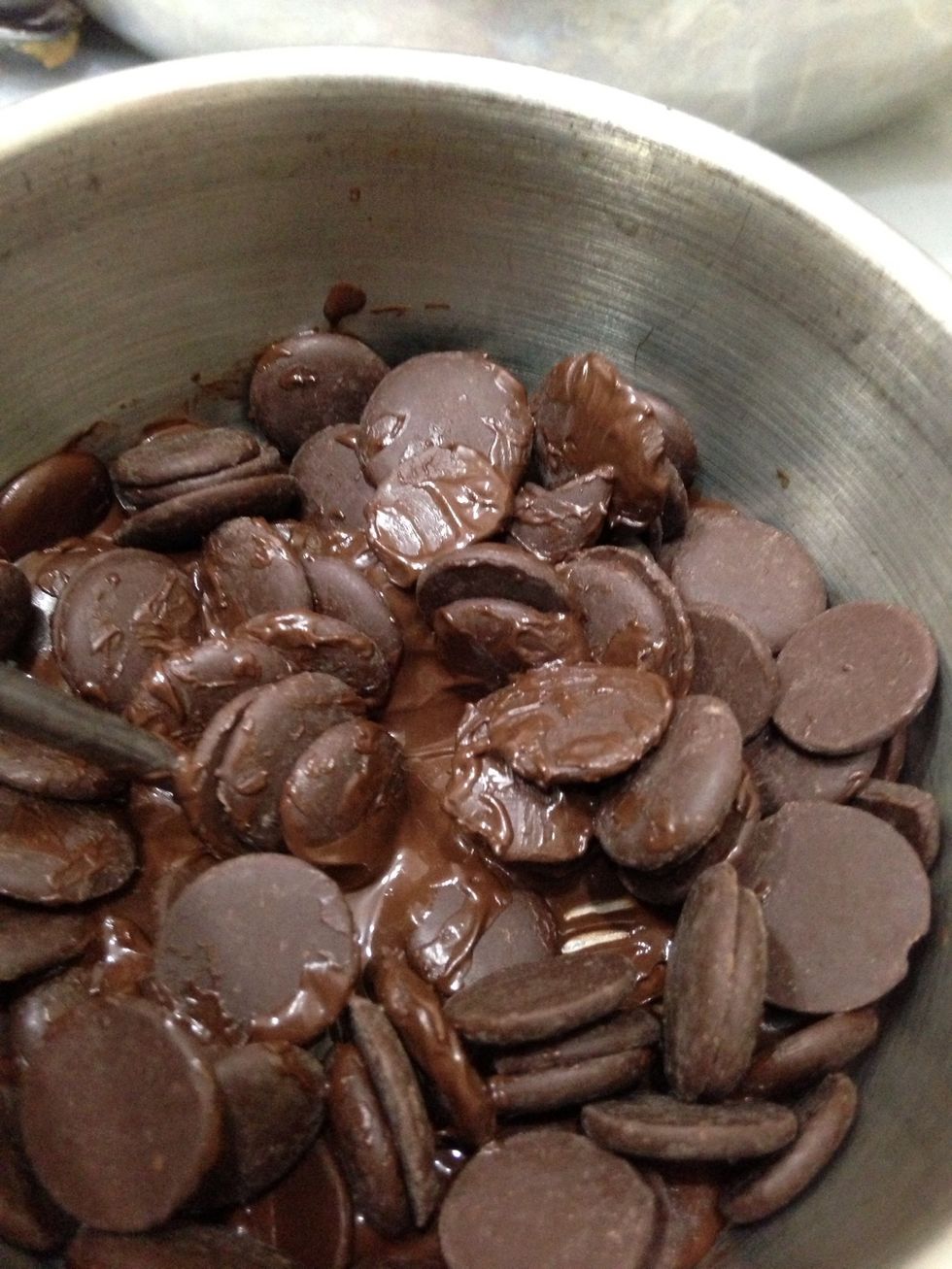 While the pop is cooling, melt the chocolate. Melt slowly on a bowl of hot water.