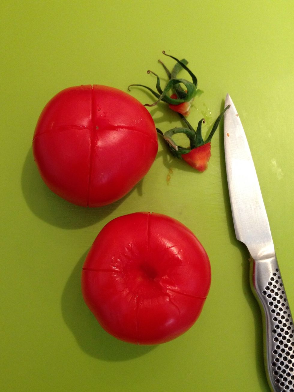 While the quiche is cooking, prepare the tomatoes; Take out the stem. Make shallow incisions quartered and all along