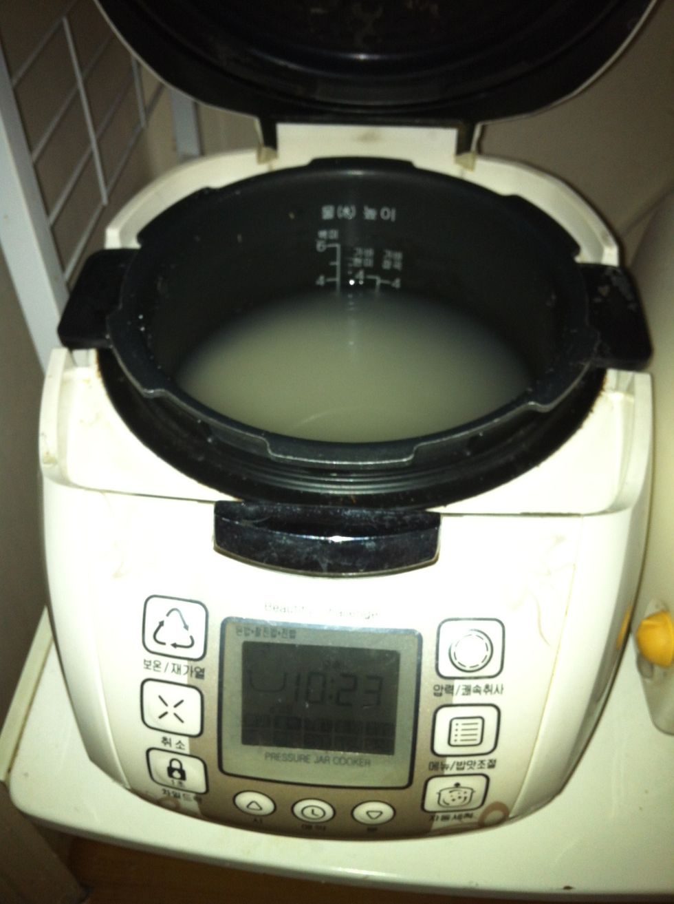 While the water is boiling/simmering prepare 1 1/2 cups of rice in the rice cooker. Let it cook for 30 minutes.