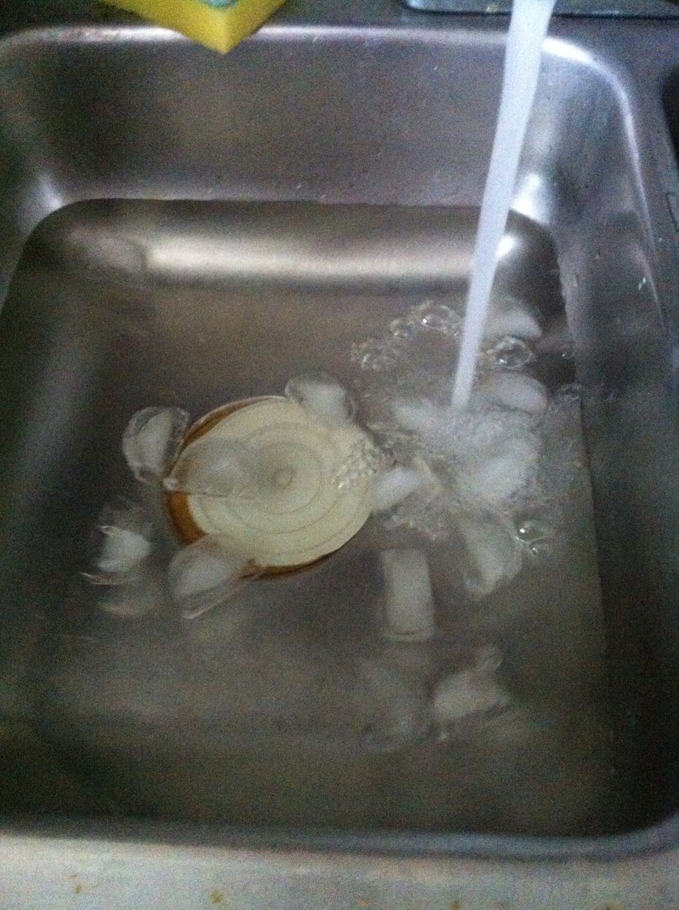 While the yarn is soaking, fill up your sink with ice cold water. \u2744\u2744\u2744