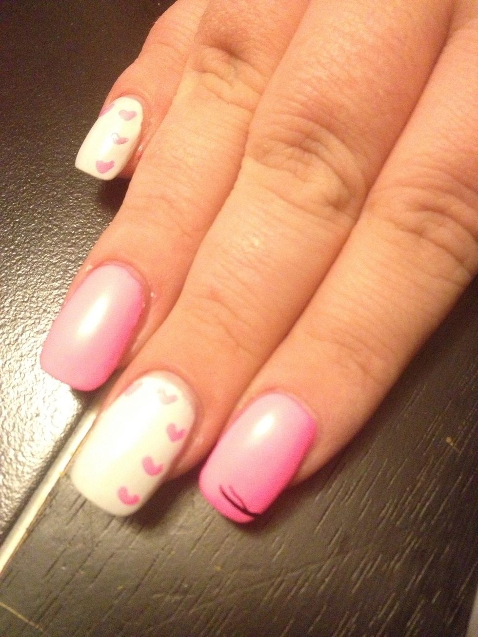 While those dry we are adding our animal print. Take a Striper and create a thin line, and adding another line coming out from it.