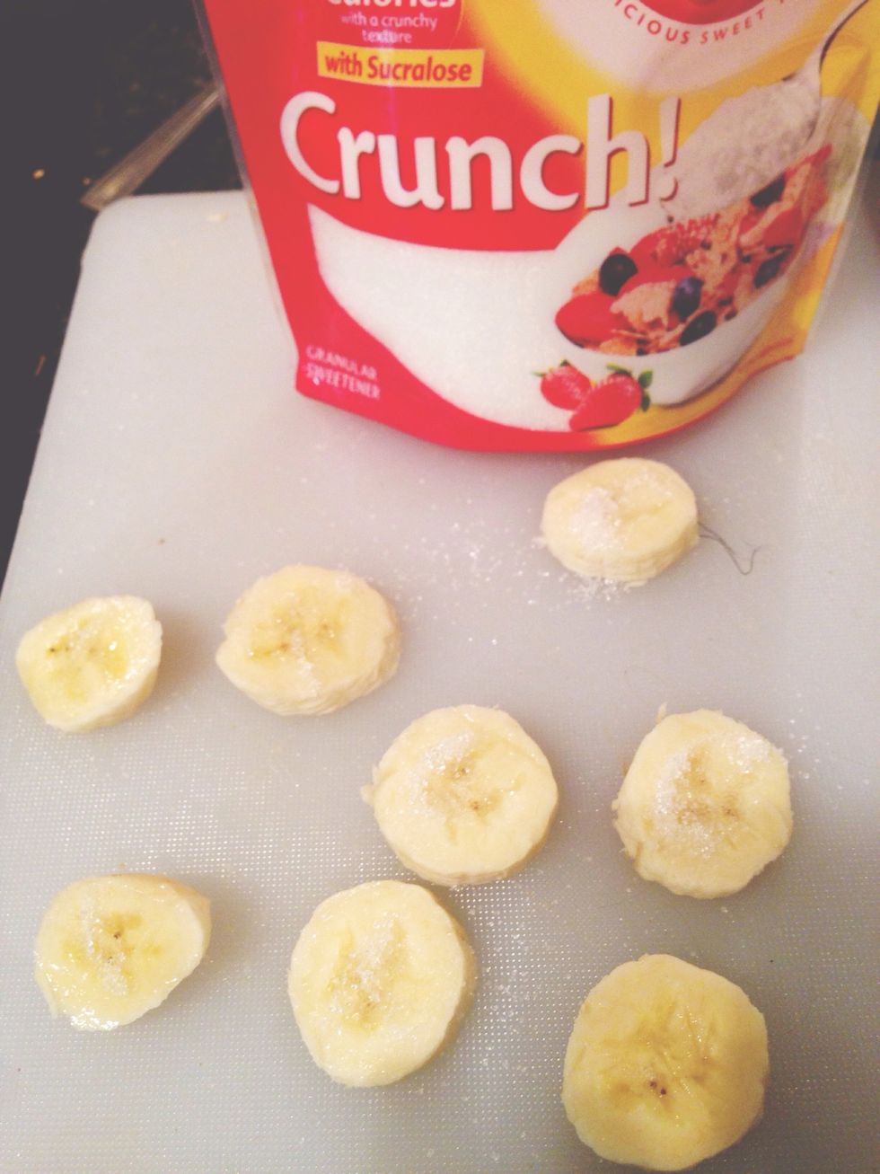 While waiting for the pancakes: cut the banana in pieces. Divide 1 teaspoon of Canderell on all of the pieces