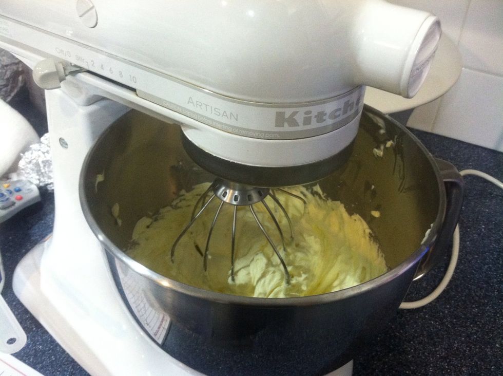 Whip all of the mascarpone cream, yoghurt and honey together.