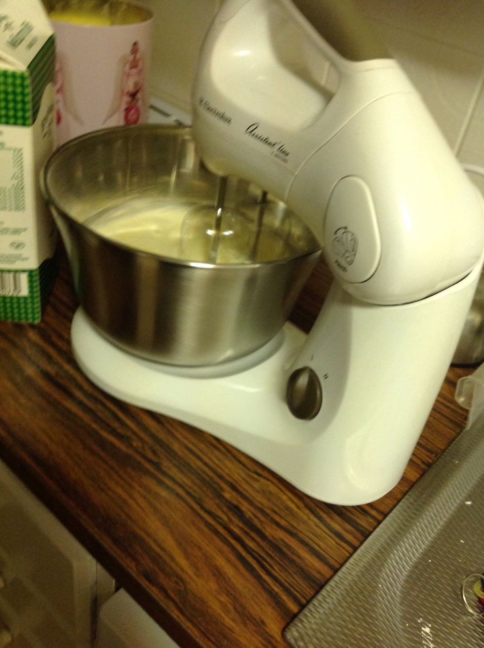 Whip the batter until There is no lumps Visspa smeten tills den \u00e4r helt klump fri.
