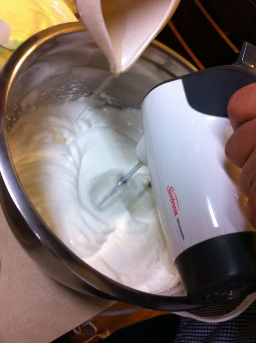 Whip the egg whites with 1 cup sugar,and pour the gelatin into the whipped mix. Stir well