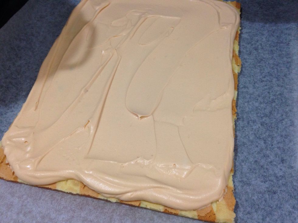 Whipping cream fold with thai tea