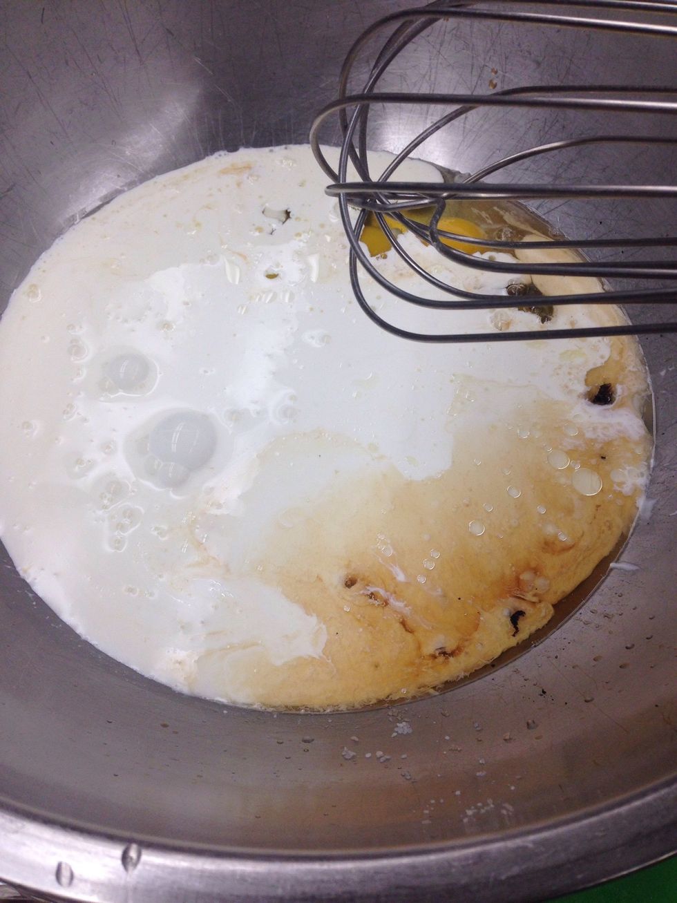 Whisk eggs, sugar, rum, cream, salt, vanilla bean & extract in a mixing bowl.