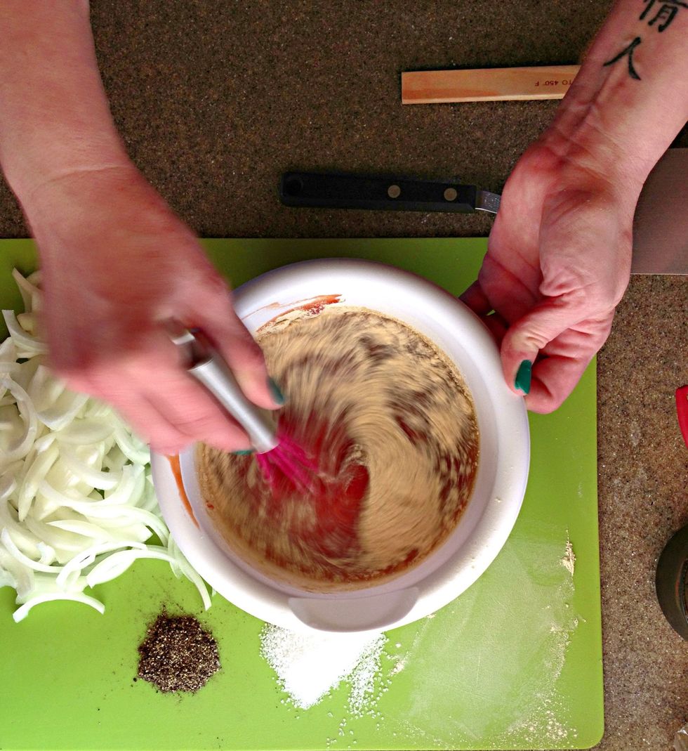 Whisk ketchup, garlic powder, vinegar, and brown sugar together in a bowl.