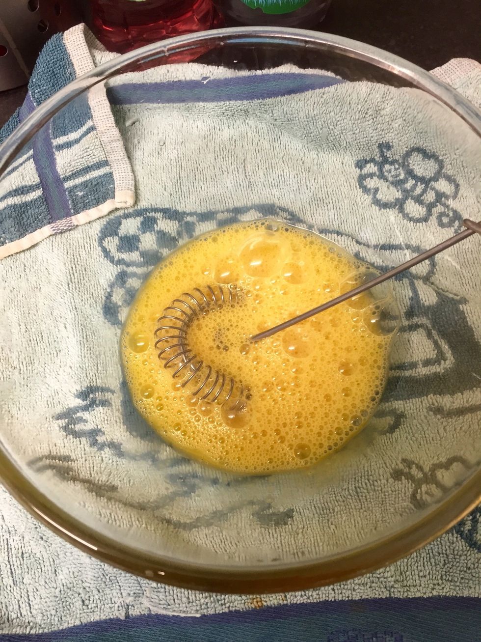 Whisk the 2 eggs. Here you can add the salt, the amount depends on your taste. You can add here ingredients that don't need cooking, like tuna or chorizo