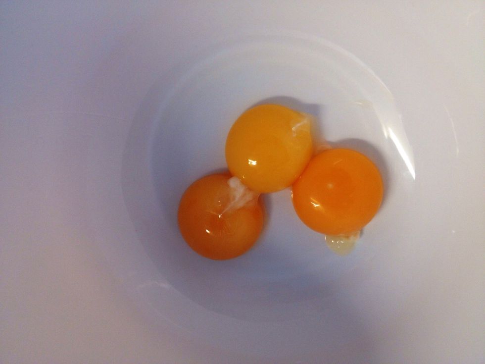 Whisk the egg yolks with the sugar. When the texture is fluffy (and there's no sugar left in the bottom of the bowl) add the cinnamon.