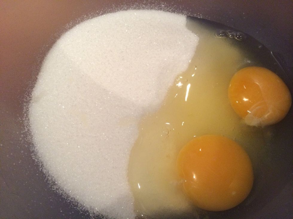 Whisk the eggs and the sugar.