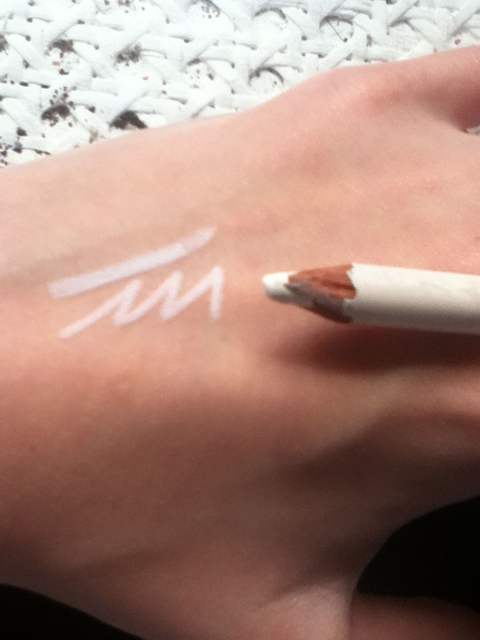 White liner opens and widens the eyes, great for asian eyes and just generally narrower eyes.
