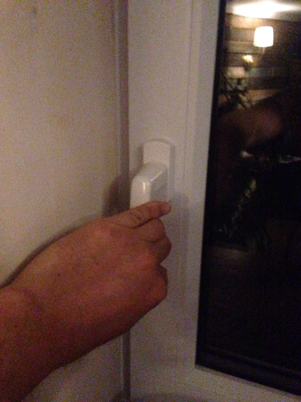 Windows are locked when handles are down