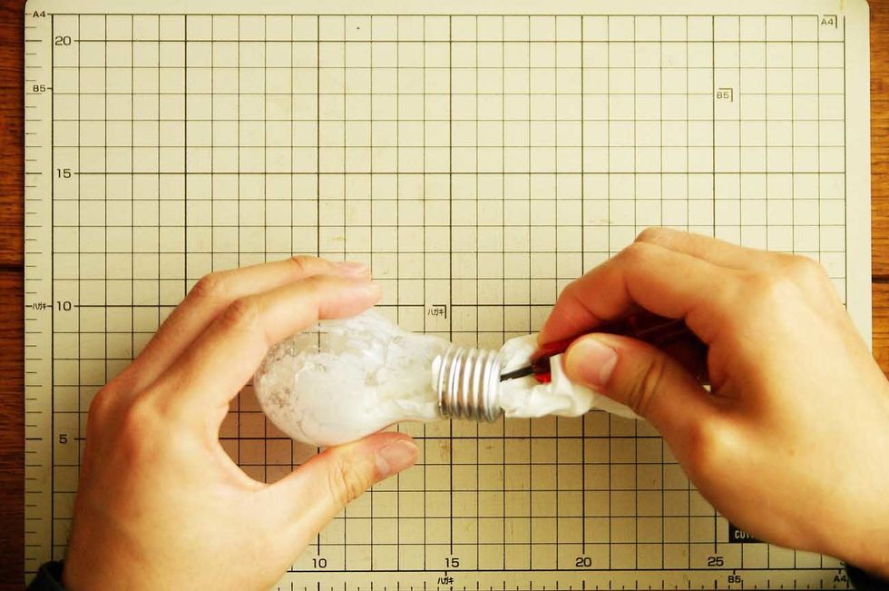 Wipe off silica powder in the light bulb with waste cloth.