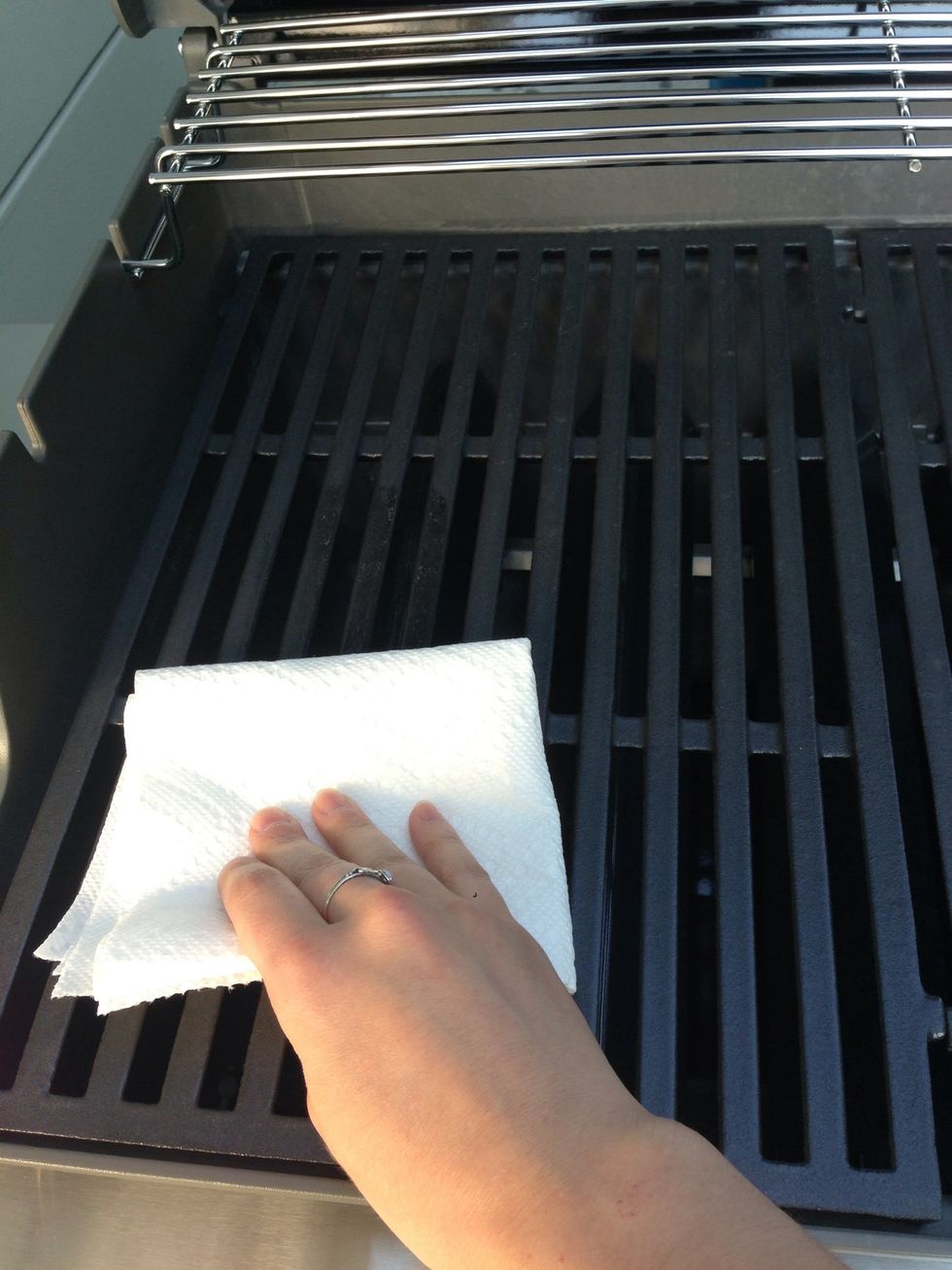 Wipe the olive oil over the entire grill.