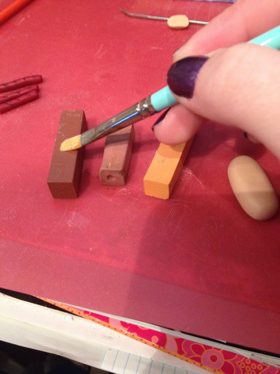 With a clean brush, use browns and reds to add color to the bun