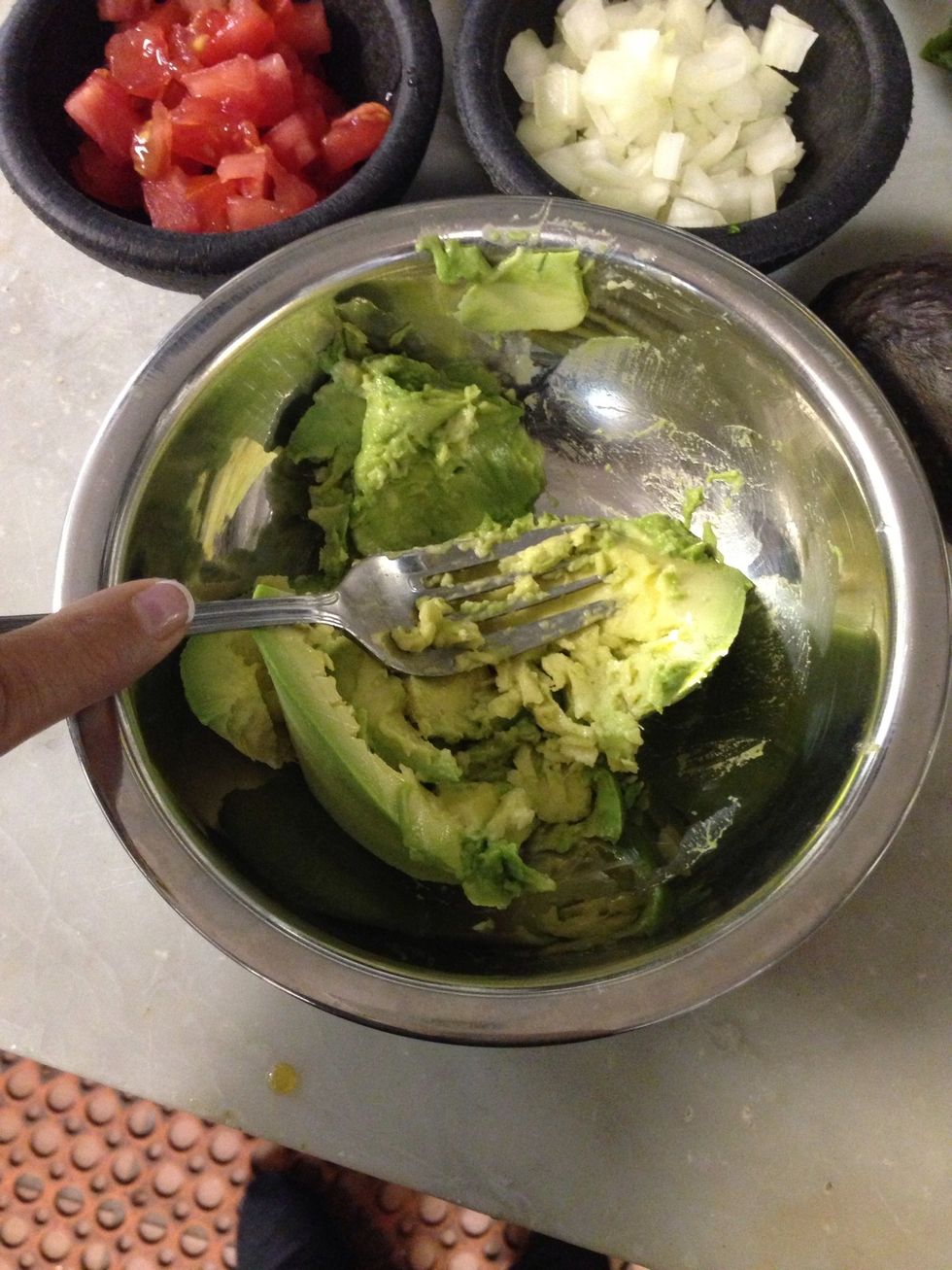 With a fork mash the avocados, but don't go to crazy, you want som chunks in it
