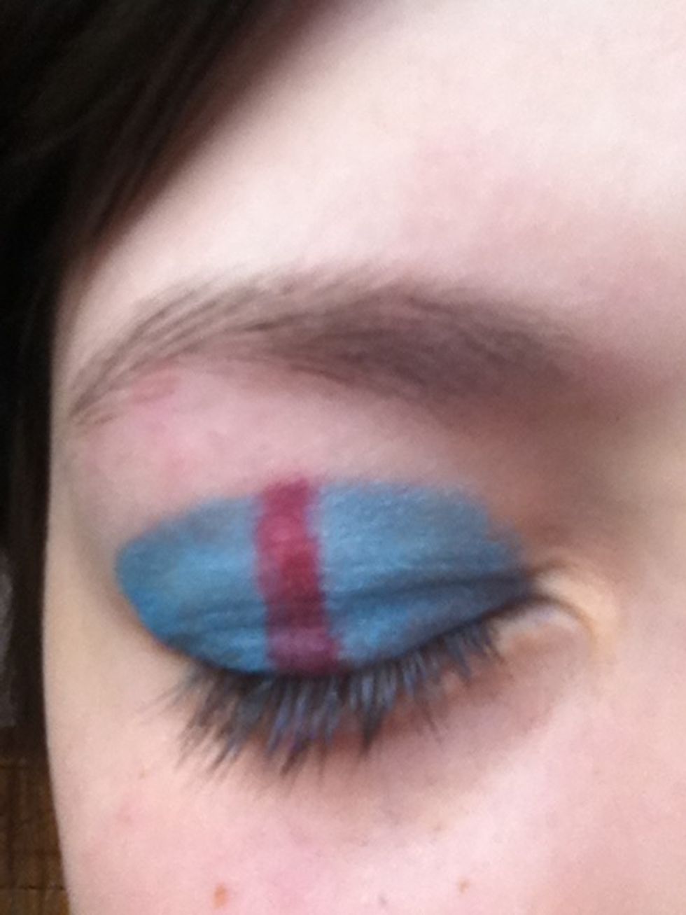 With a red eyeshadow, or a red lipstick and a thin brush, draw a vertical line down your lid.