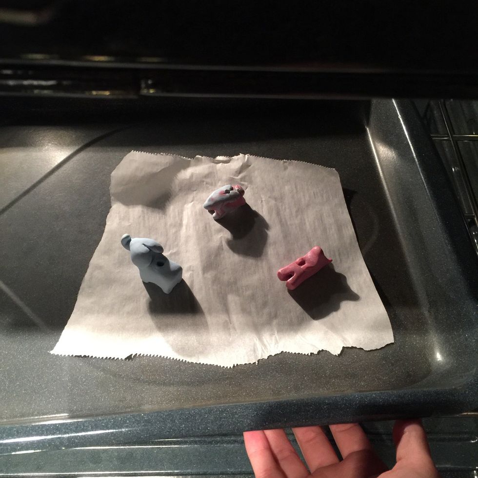 With a ruler, measure and follow the baking instructions on the Sculpey package according to the size of your totem. Pay attention to the time and keep an eye on your totems throughout the baking.