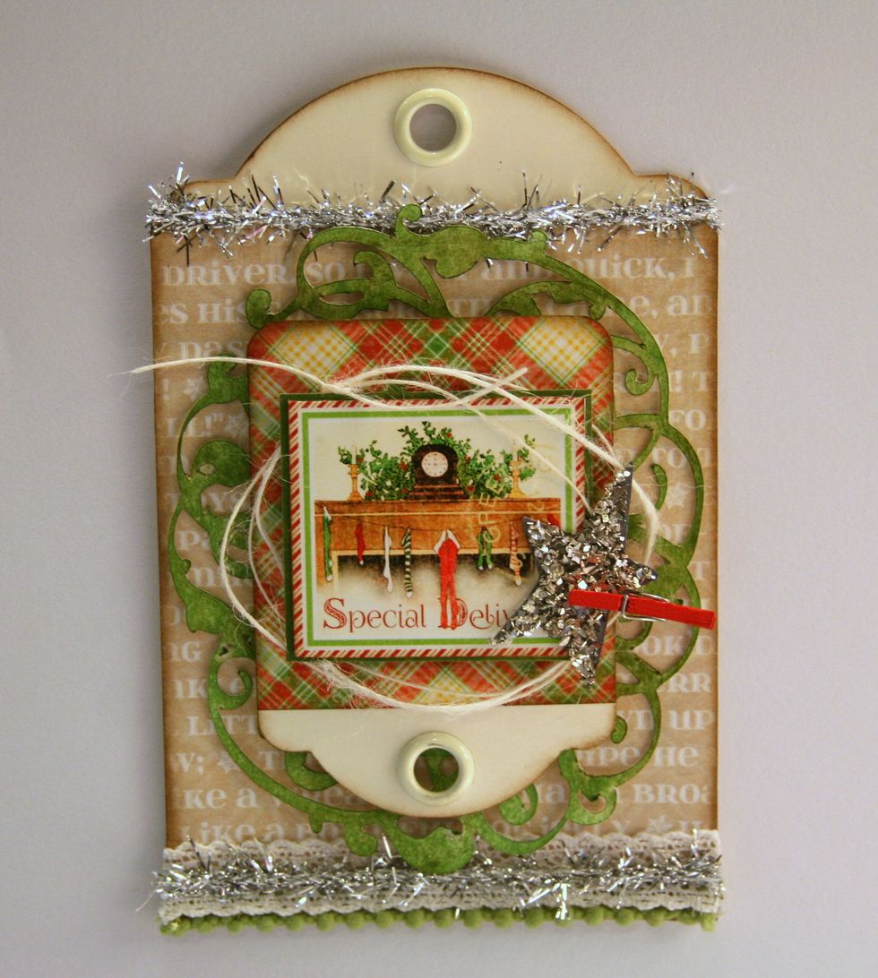 With a small painted clothespin adhere the glittered star.