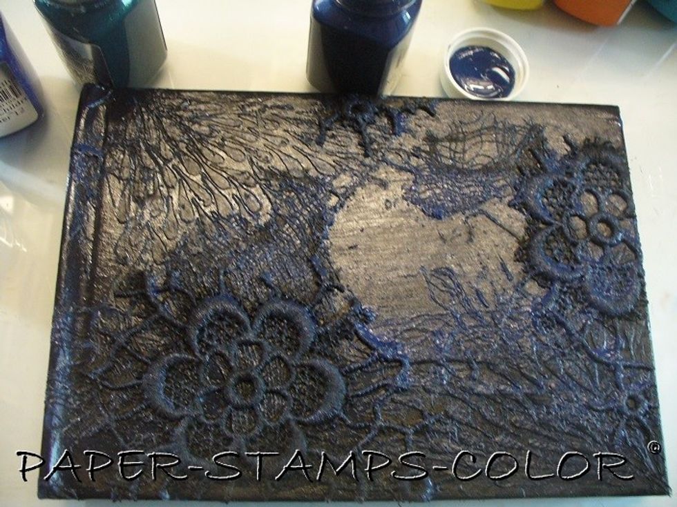 With a sturdy brush, start with applying a first blue, Blue Topaz.