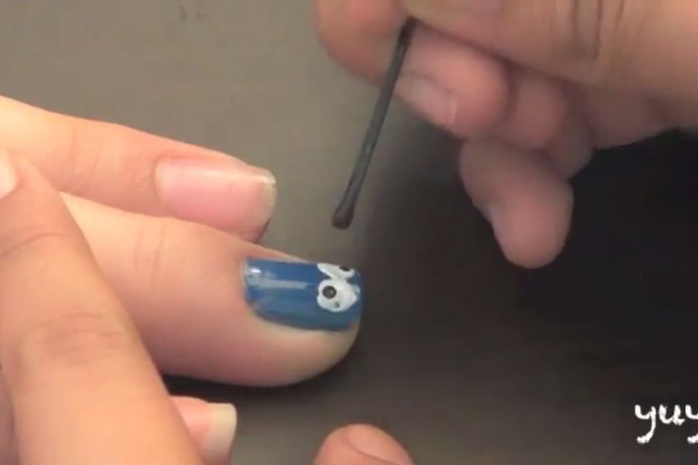 With black color and the bobby pin put a point in the circles...