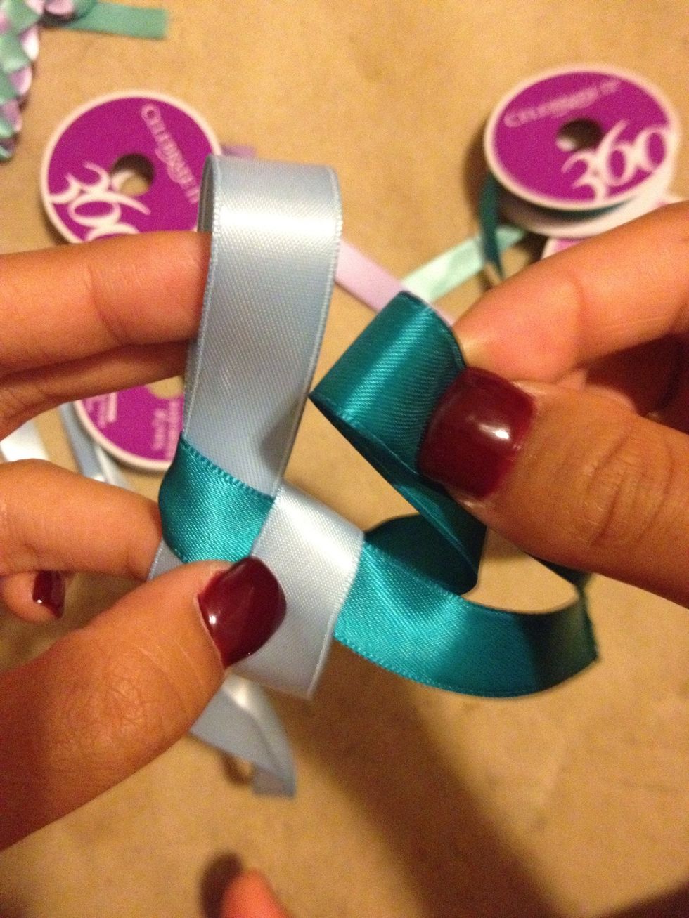 How To Make Ribbon Leis With 2 Colors How to make ribbon leis - B+C Guides