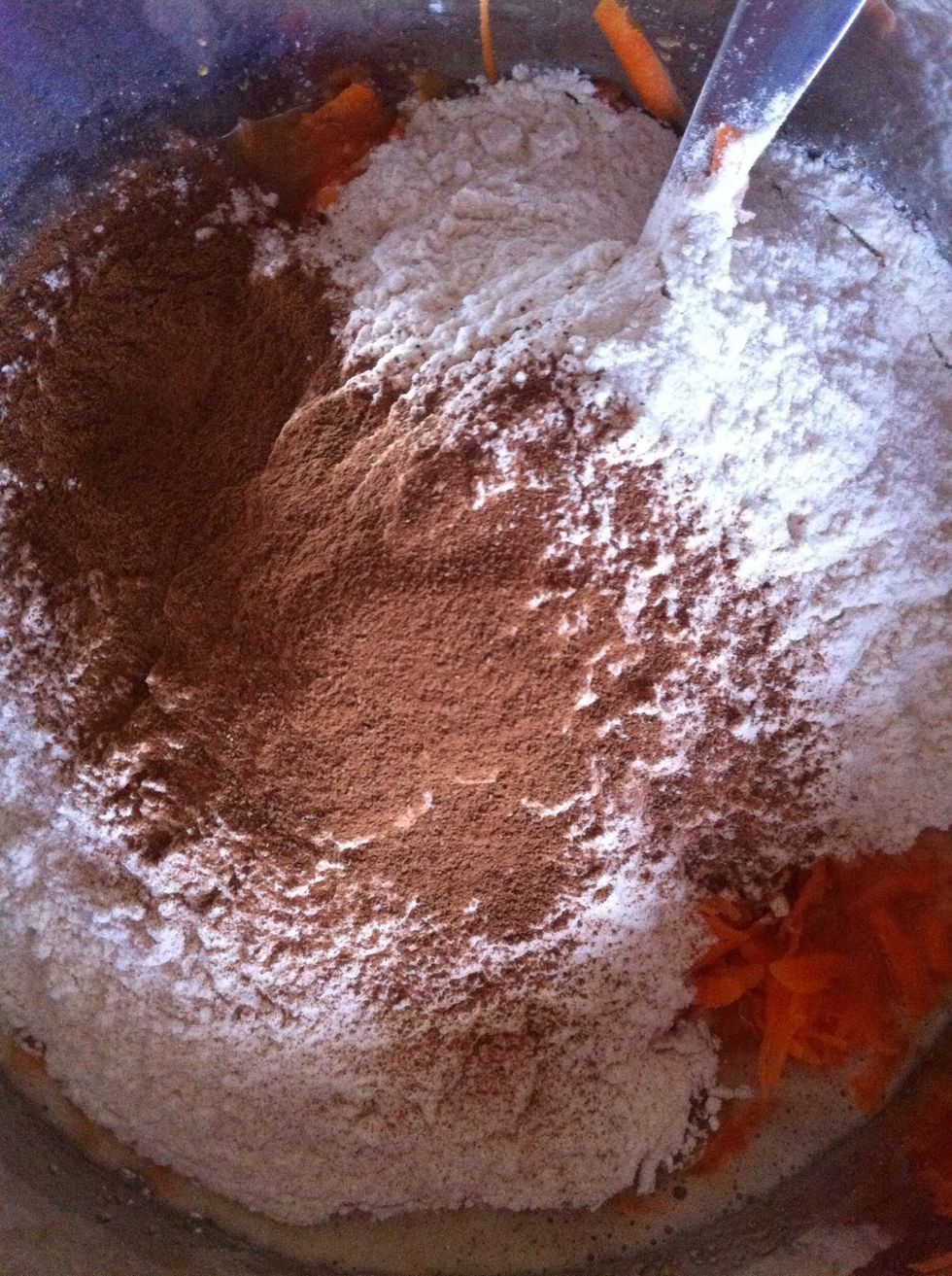 With the carrot add the baking powder , the flour and the cinnamon.