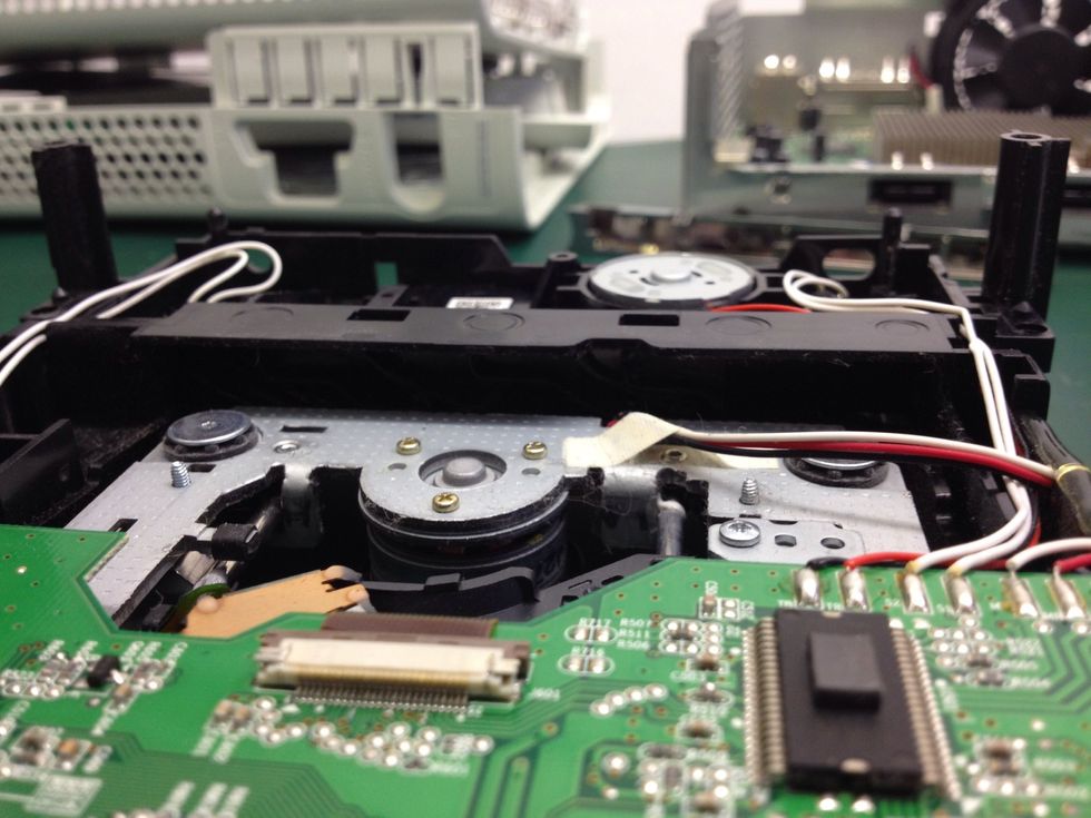 With the drive turn back over take notice of this area under the black plastic. It has some ridges in it. We will use these ridges to open the drawer.