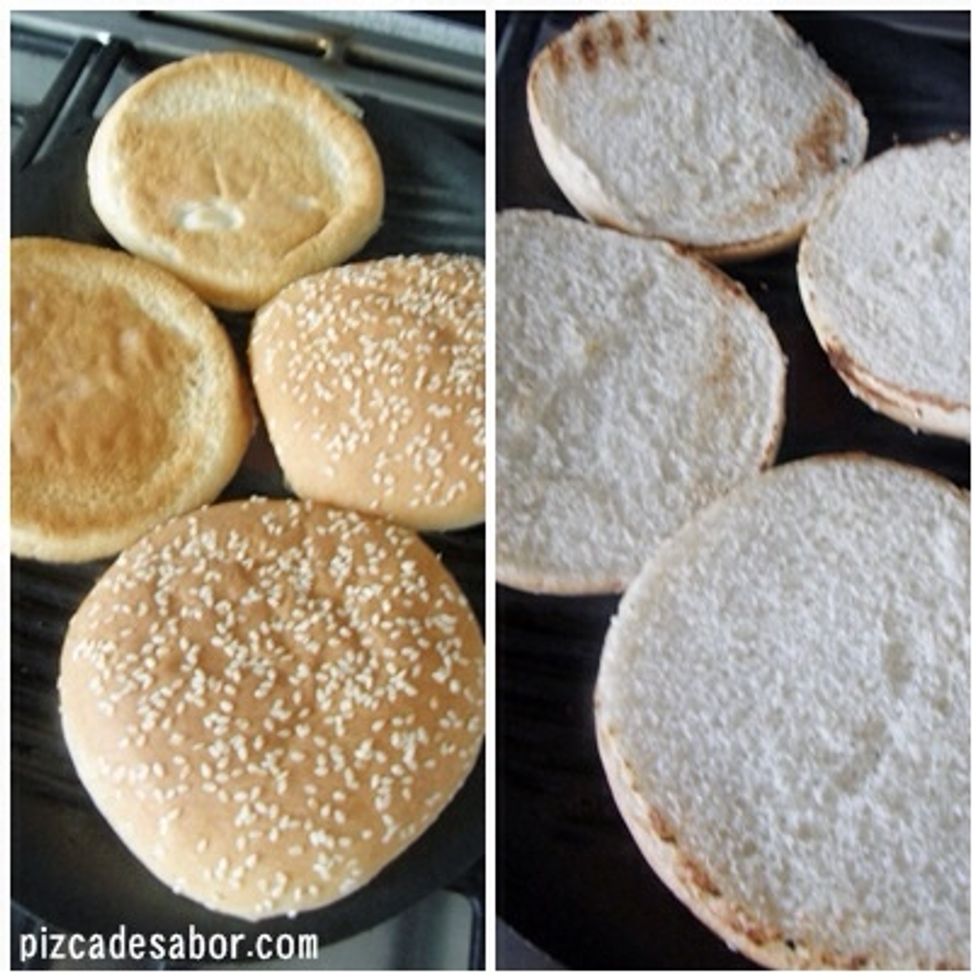 With the dull knife put mayonnaise in the bread in the two parts and the same thing but with mustard and using other dull knife.