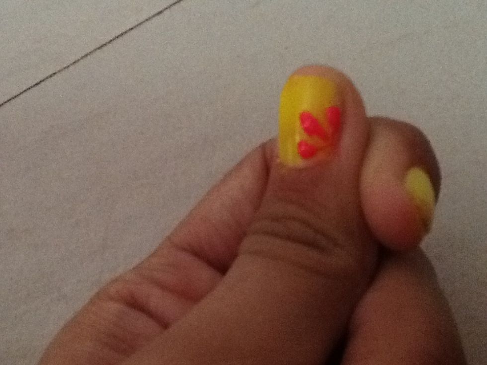 With the end of the pin,before the nailpaint dries,draw a line through the nailpaint.It will look something like this