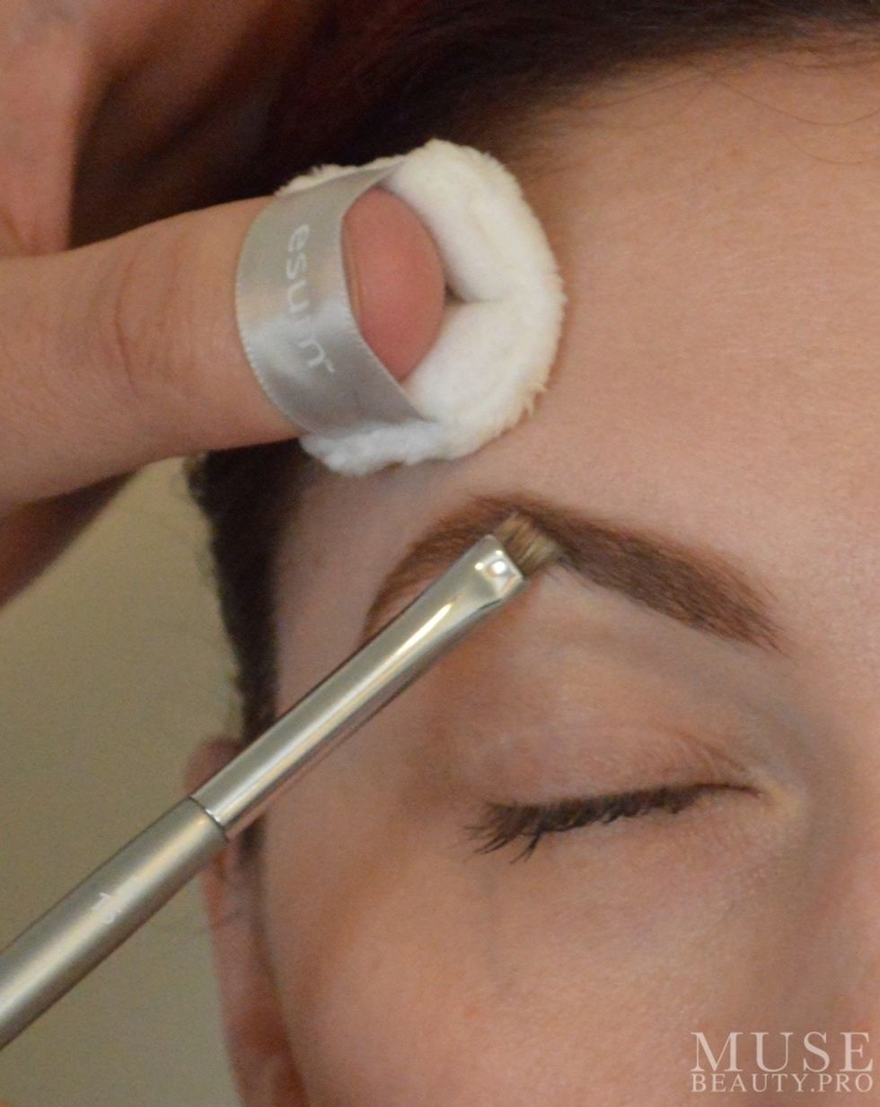 With the ESUM B15 Angled Brow Brush add in a highlight color to the brow.