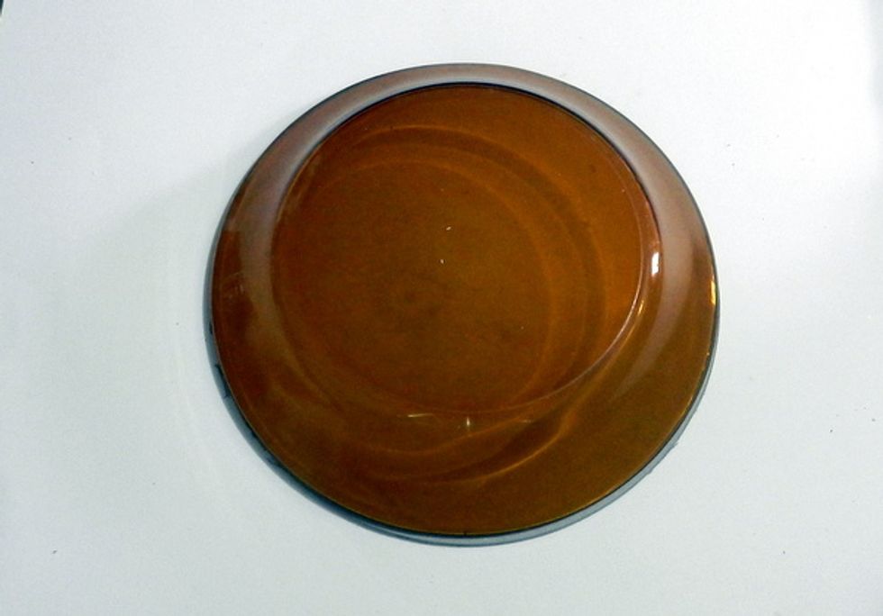 With the help of a plate, draw two circles on the cardboard.