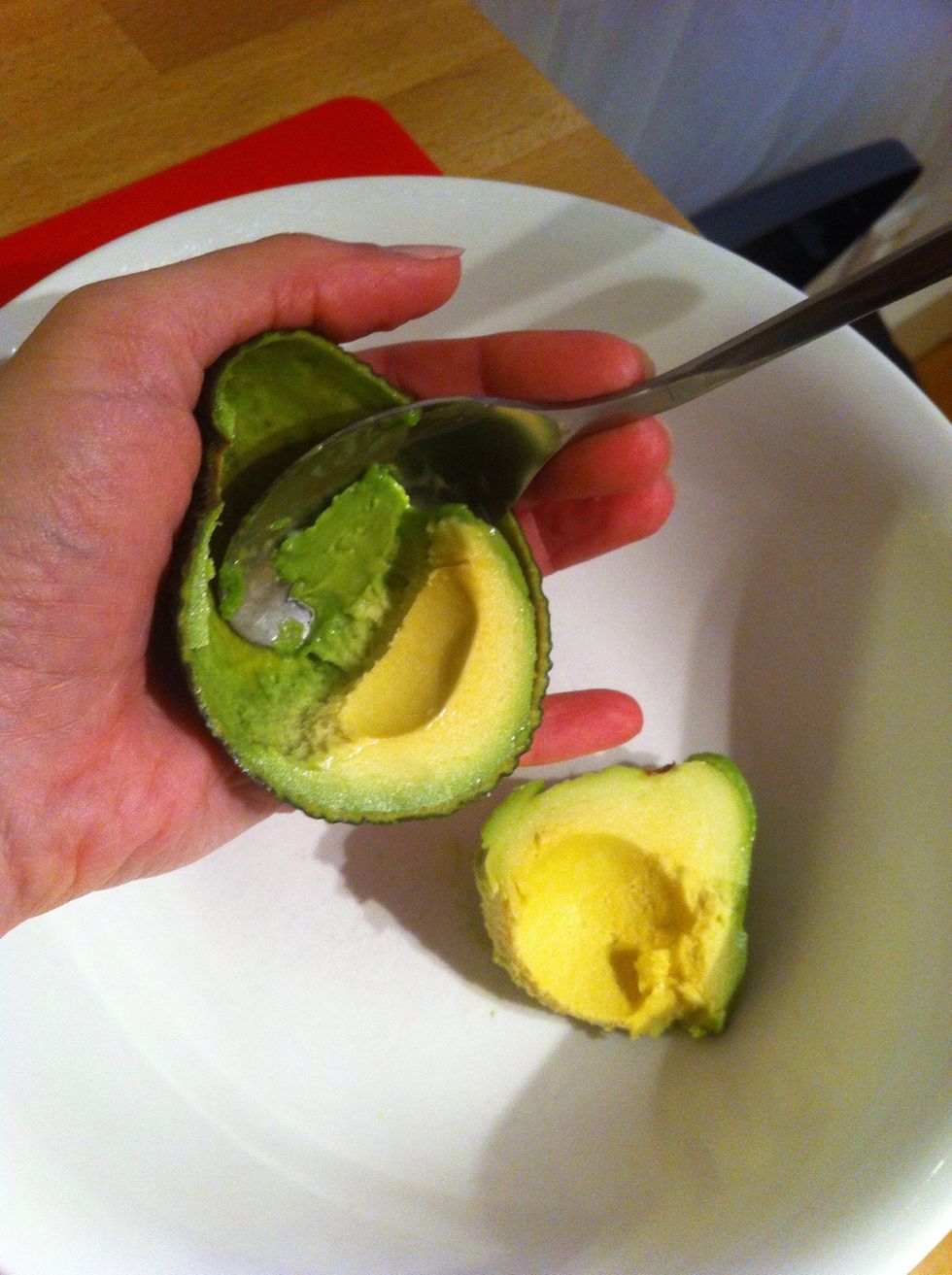With the help of a spoon, remove the avocado pulps and put it, together with the seeds, in a large bowl