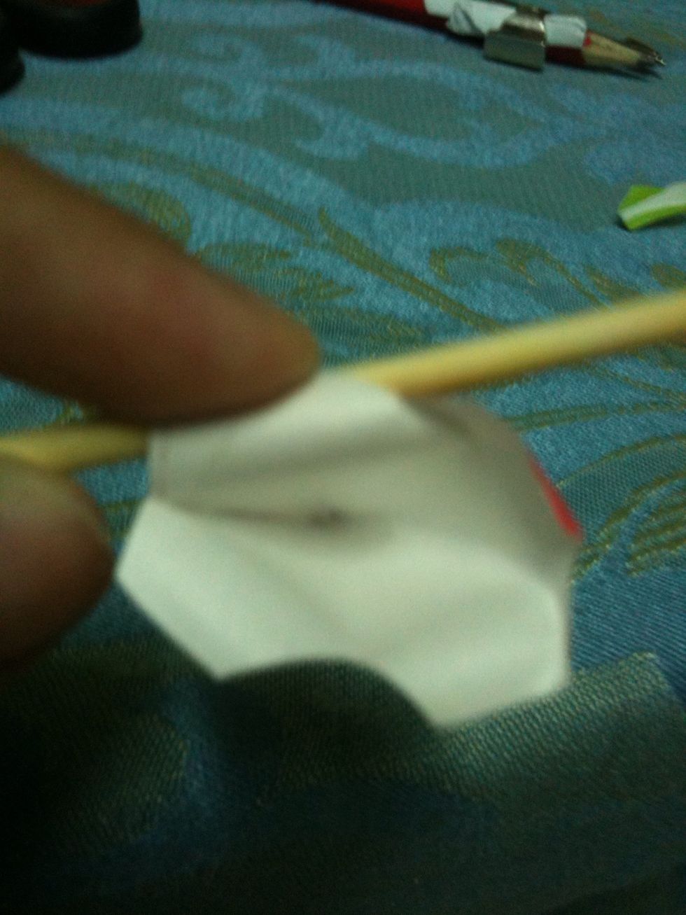 With the help of barbecue stick curve the edges