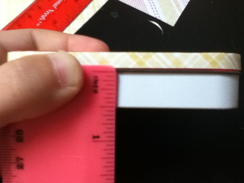 With the lid closed, measure the height shown.