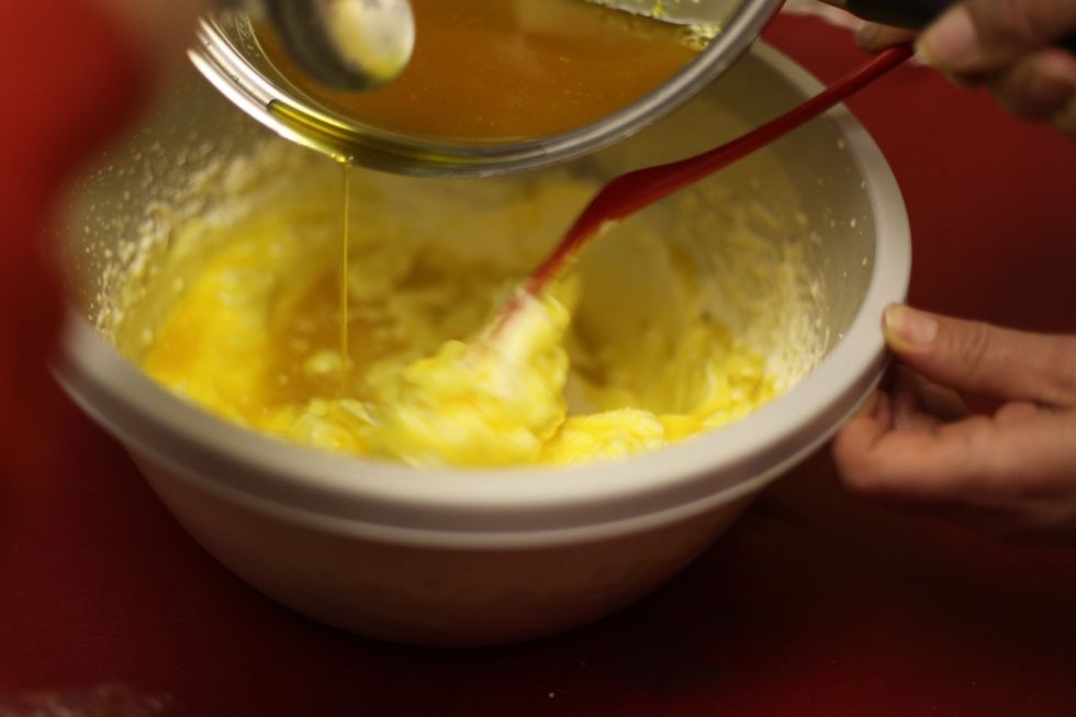With the pineapple jelly liquid, add it gently to the cream and fold. Just light and gentle turns to mix the cream and the pineapple gelatin.