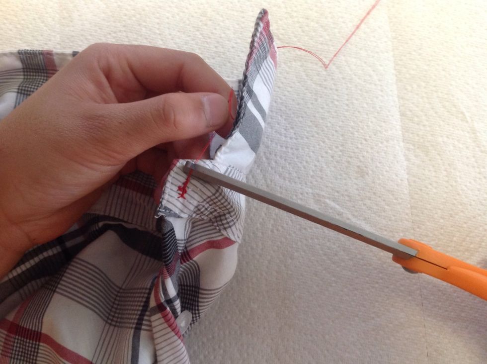 With the scissors, cut the thread close to the knot.