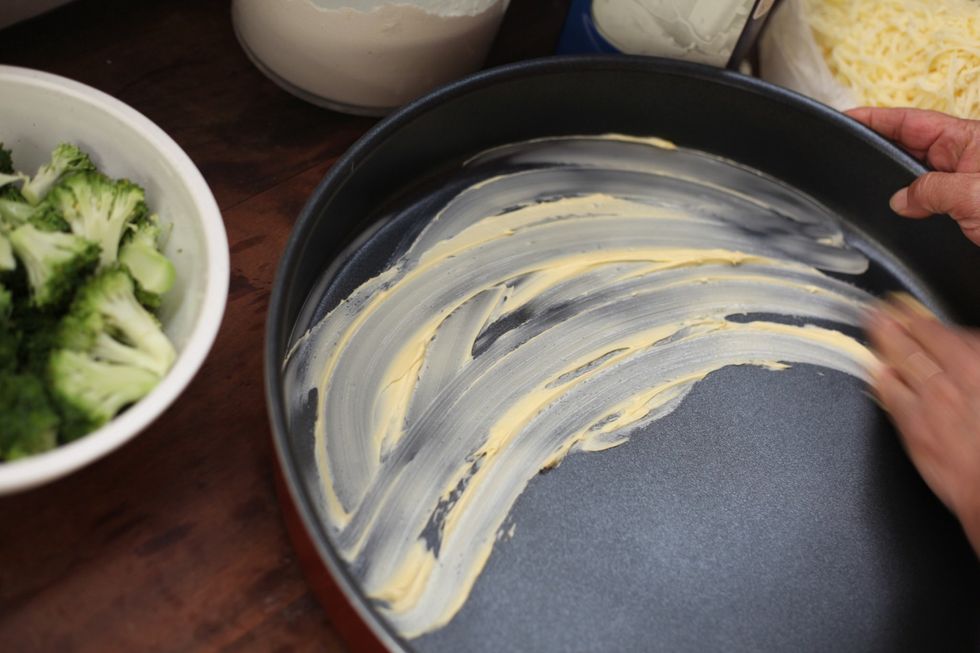 With your baking dish (about 10 cm deep) line it with margarine or butter. This will help make the crispy bottom. You'll see in the next step.